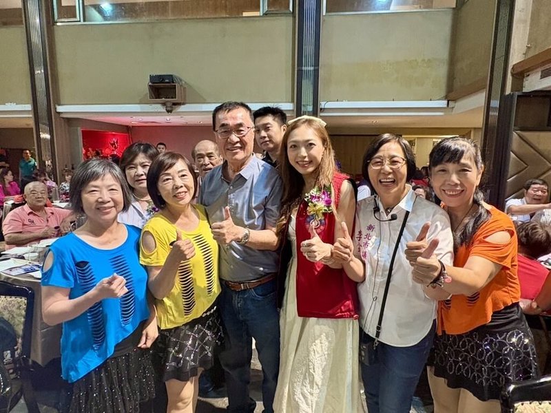 國民黨新北市長參選人李四川(前左3)13日出席三重區彰化同鄉會會員大會,獲現場支持者歡迎。(李四川競總提供)中央社記者王鴻國傳真 115年9月13日