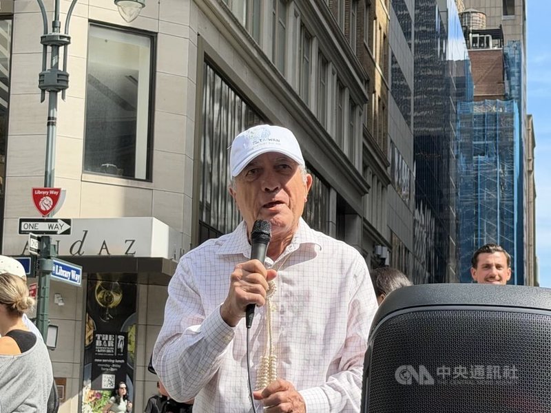 美東地區台僑、立委及民團12日參加在紐約舉行的台灣入聯大遊行，友邦馬紹爾群島駐聯合國常代席爾克（John Silk）現身力挺台灣。中央社記者侯姿瑩紐約攝 115年9月13日