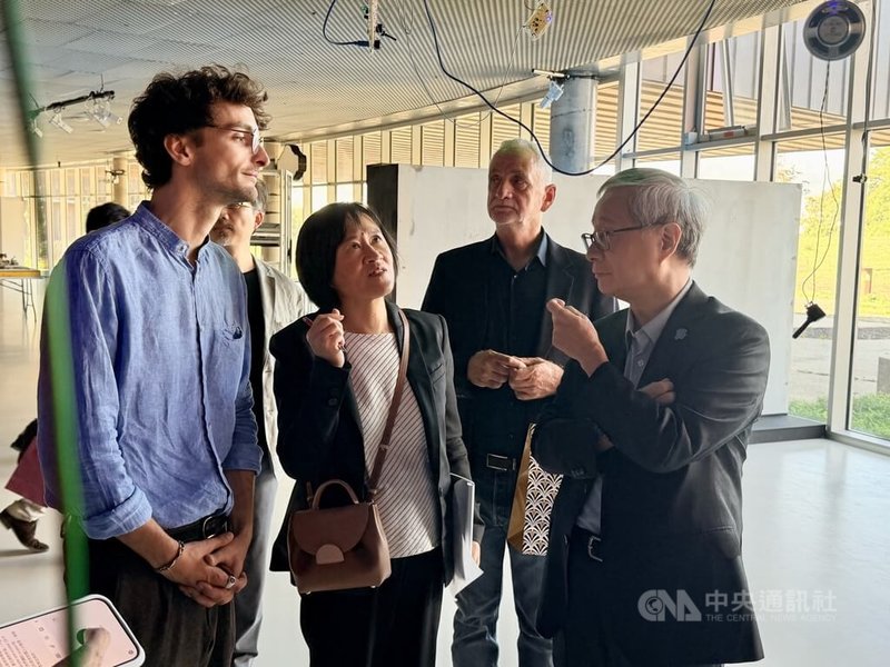 文化部長李遠（右1）12日前往巴黎北郊參訪加爾日立方跨域數位藝術創新中心（Le Cube Garges），對於政府與民間願意攜手在資源較為匱乏的地方設置文化資源表示感動。中央社記者趙靜瑜攝　115年9月13日