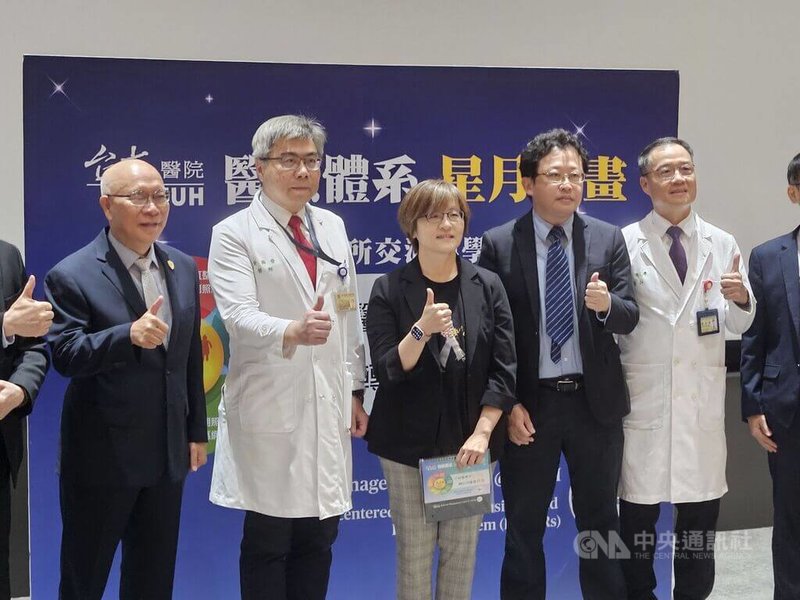 台大醫院於13日舉辦星月計畫8週年年會，衛福部醫事司長劉越萍（右3）表示，樂見台大醫院與專家制定的分級就醫指引及民眾就醫諮詢專線，推廣至全台醫院。中央社記者陳婕翎攝　115年9月13日