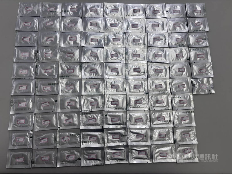 北市警方接獲蔡男報案，聲稱駕車行經文山區時疑有人躲藏車內，請求警方協助，員警到場查察為蔡男毒駕產生幻覺所致，並於其座車內起獲近百包毒品（圖）。（翻攝照片）中央社記者黃麗芸傳真 115年9月13日
