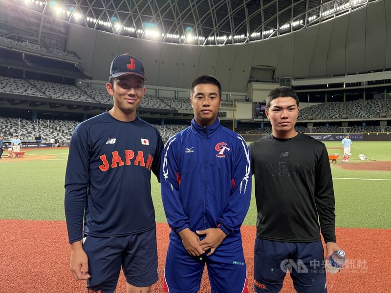 U18亞洲青棒錦標賽台灣無緣冠軍戰，投手蔡辰瀧（中）難忍情緒落淚，12日賽後日本隊陣中球員梶山侑孜（左）、福島陽奈汰（右）特別跑到台灣隊休息區找蔡辰瀧，兩人分別和蔡辰瀧擁抱安慰，蔡辰瀧也送上祝福。中央社記者謝靜雯攝　115年9月13日