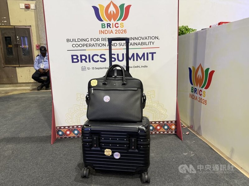 金磚國家（BRICS）峰會一連兩天在新德里的印度會議中心（Bharat Mandapam）進行，在有多國領導人與會的情況下，現場維安層級拉高，所有進場者的隨身物品都需經過仔細檢查，並貼上許可貼紙（如圖）。中央社記者李晉緯新德里攝　　115年9月13日