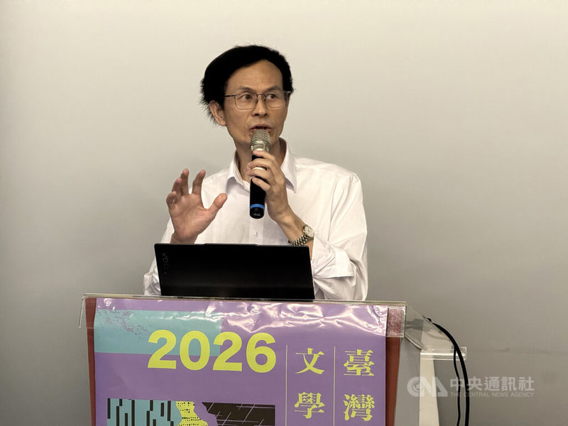 國立台灣文學館辦理「島嶼有聲．母語筆跡－2026台灣文學獎創作本事系列講座」，13日在新竹市圖書館動物園分館以「共下落墨－客語文學創作分享」為主題，邀請客語散文獎得主何志明分享創作理念。中央社記者魯鋼駿攝　115年9月13日