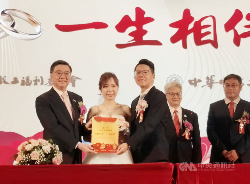 中華電信13日在台北圓山大飯店舉行「中華電信115年員眷集團婚禮」，共有72對新人參加，行政院長卓榮泰（左）擔任證婚人，並與新人代表合影。中央社記者何秀玲攝　115年9月13日
