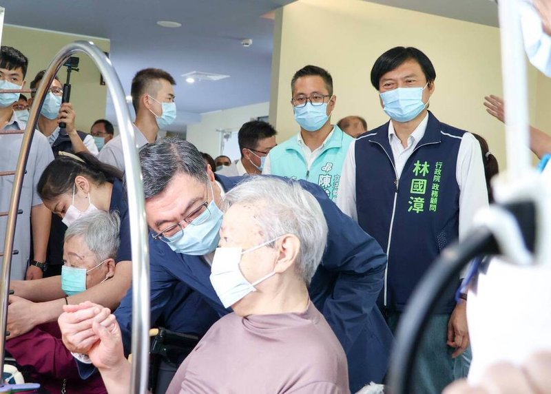 行政院長卓榮泰（2排中）13日前往宜蘭縣，參訪私立大安綜合長照機構，並關心住民。（讀者提供）中央社記者王朝鈺傳真 115年9月13日
