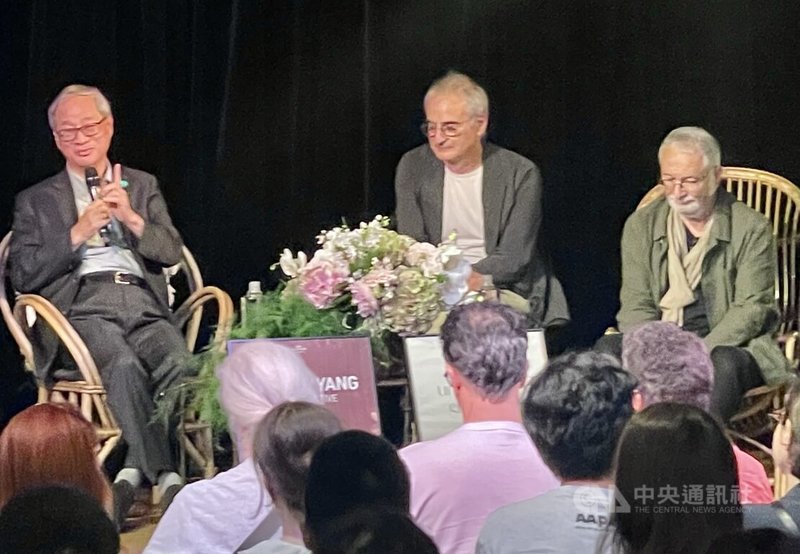 文化部長李遠（左）12日在法國與睽違42年的法國編導阿薩亞斯（Olivier Assayas）（中）就「台灣電影新浪潮」為題展開對談。李遠表示，42年前沒有人知道台灣有新電影，「阿薩亞斯的到訪，讓台灣新電影被世界看見。」中央社記者趙靜瑜攝　115年9月13日