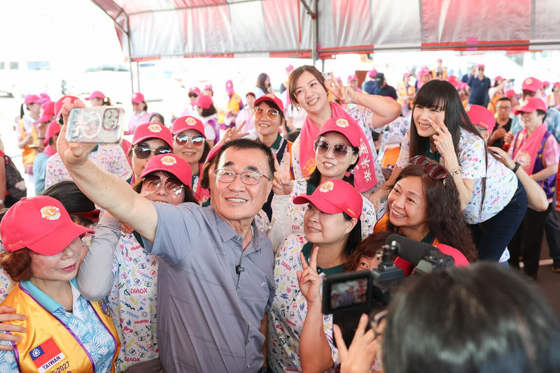 國民黨新北市長參選人李四川（前拍照者）13日一早出席國際獅子會「糖尿病防治宣導暨親子健行公益活動」，受到許多民眾的歡迎，「凍蒜」聲此起彼落，。（李四川競辦提供）中央社記者王鴻國傳真 115年9月13日