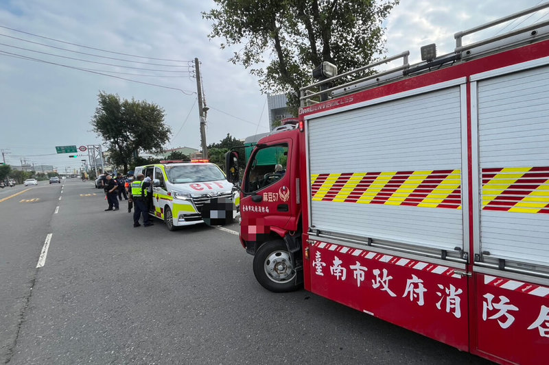 台南市麻豆區一名男子13日早上持水果刀在道路旁隨機攻擊2名年約70歲女性致傷，男子隨後被警方開槍擊中制伏，警消人員車輛到場處理。（讀者提供）中央社記者楊思瑞台南傳真　115年9月13日