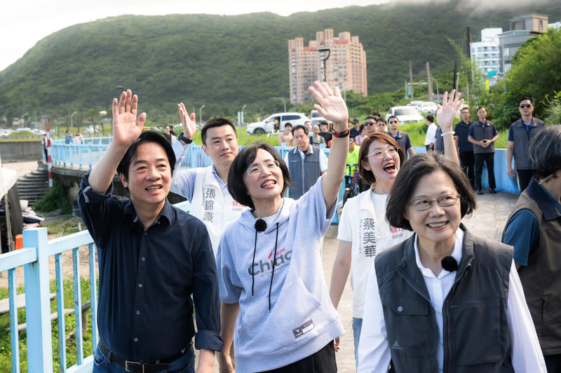 總統賴清德（前左）13日與前總統蔡英文（前右）、民進黨新北市長參選人蘇巧慧（前左2）走訪龜吼漁港，也邀請全台各地民眾來到萬里，欣賞美景、品嚐美食，希望北海岸的美被更多人看見。（蘇巧慧競總提供）中央社記者王鴻國傳真　115年9月13日