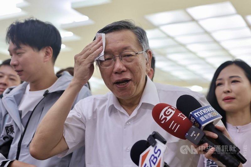 民眾黨創黨主席柯文哲（前）13日在台北市議會出席黨內活動，受訪談及竹北市長選舉藍白合破局時拿紙巾擦汗。他表示，事情發生後應趕快善後，防止外溢效應才是當前首要；台北市選情目前相對穩定，但彰化縣大勢已去，新竹縣大概也很難挽救，新北市、高雄市、宜蘭縣恐受波及，不要等閒視之。中央社記者王飛華攝　115年9月13日