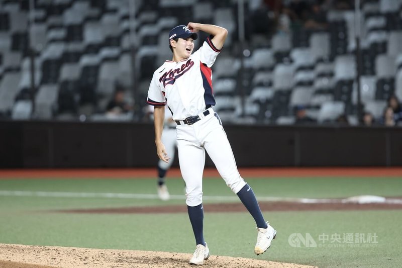 U18亞洲青棒錦標賽冠軍戰13日晚間在台北大巨蛋進行，韓國隊左投河弦丞（圖）先發7局，僅被日本敲出1支安打，完封好投率隊以2比0搶勝，賽後他高興地將手套拋出。中央社記者吳家昇攝　115年9月13日