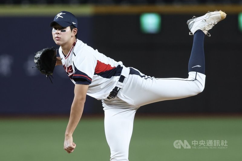 U18亞洲青棒錦標賽韓國隊左投河弦丞在13日的冠軍戰完封日本，率隊奪隊史第6冠，儘管體力受影響，堅定想要投完冠軍戰、完成最後一塊拚圖，抱回賽會MVP等4項個人獎。中央社記者吳家昇攝　115年9月13日