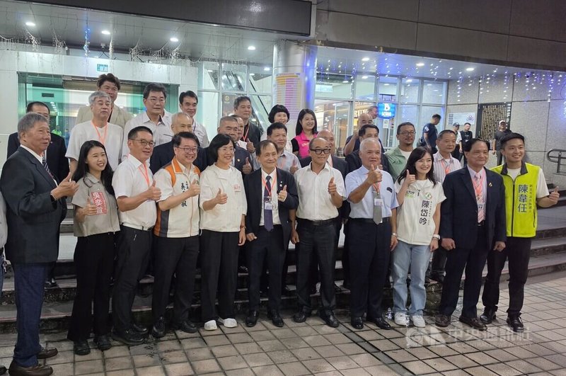 民進黨新北市長參選人蘇巧慧(前左5)13日行程滿檔,晚間參加民進黨立委吳秉叡(前左4)「秉友會」總會長交接典禮,獲現場熱烈歡迎並高喊「凍蒜」。中央社記者王鴻國攝 115年9月13日