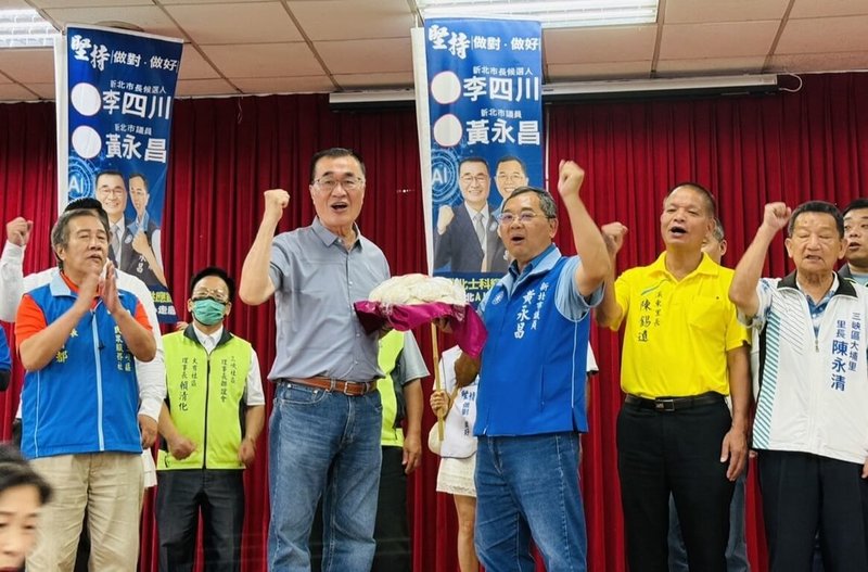 國民黨新北市長參選人李四川(前左2)13日出席國民黨議員黃永昌三峽後援會成立茶會,受到滿場鄉親熱烈歡迎,現場民眾高喊「凍蒜」聲不斷。(李四川競總提供)中央社記者王鴻國傳真 115年9月13日