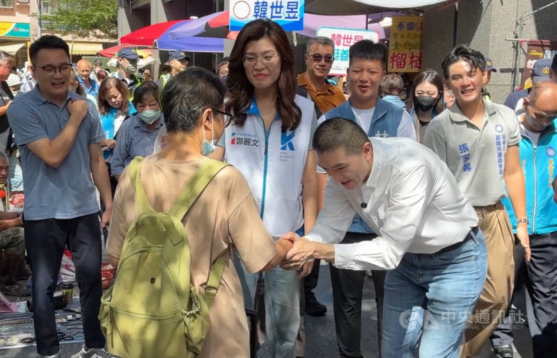 國民黨主席鄭麗文（前中）13日上午前往基隆市信義市場，陪同尋求連任的基隆市長謝國樑（前右）掃街拜票。中央社記者王朝鈺攝　115年9月13日