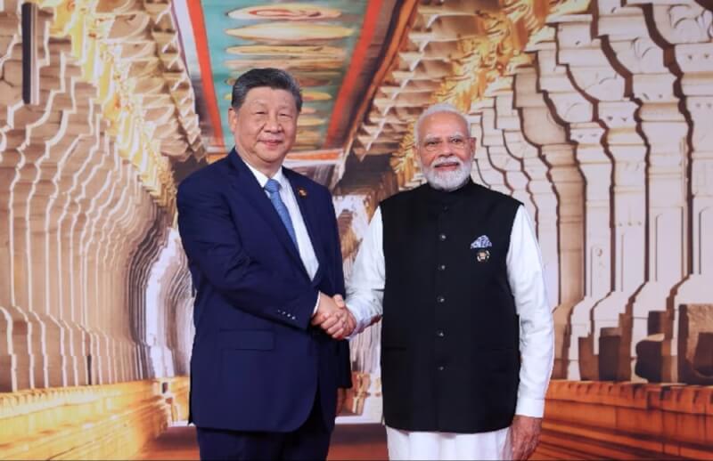 中國國家主席習近平（左）與印度總理莫迪（右）12日金磚國家（BRICS）峰會握手合影。（India