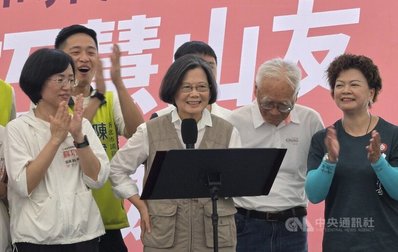 前總統蔡英文（前左2）13日參與民進黨新北市長參選人蘇巧慧（前左）山友後援會成立大會，受到熱烈歡迎，展現超人氣，她籲所有支持者，一起做蘇巧慧的夥伴，走完新北選戰最後一哩路。中央社記者王鴻國攝 115年9月13日