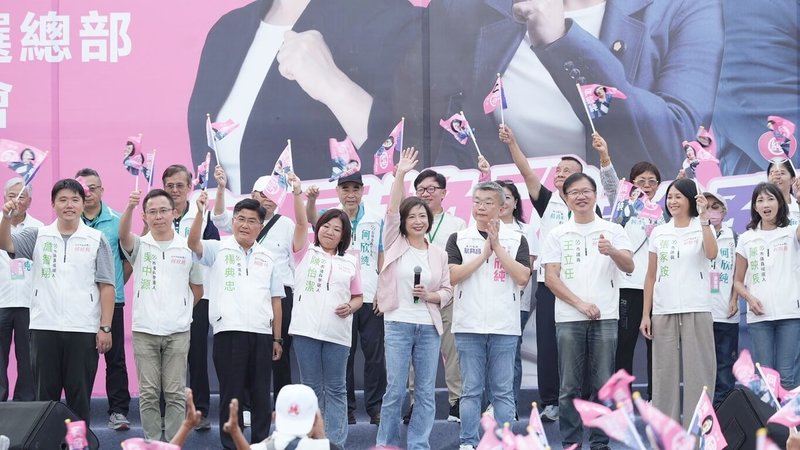 民主進步黨台中市長參選人何欣純（前左5）13日在清水區成立海線競選總部，擔任競總主委的民進黨立委蔡其昌（前右4）也到場力挺。（何欣純辦公室提供）中央社記者郝雪卿傳真　115年9月13日