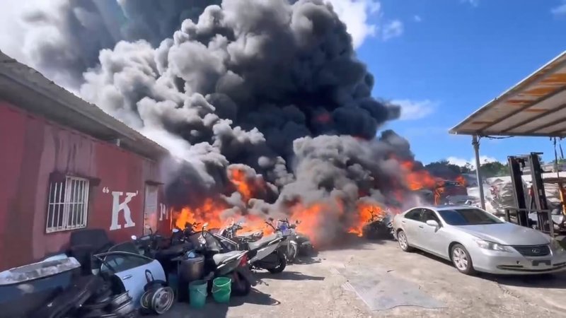 基隆市七堵區長安街233巷後方一處停放廢棄車輛場所13日下午發生火警，火勢迅速蔓延，大量濃煙直衝天際，消防人員現正搶救中。（讀者提供）中央社記者王朝鈺傳真　115年9月13日
