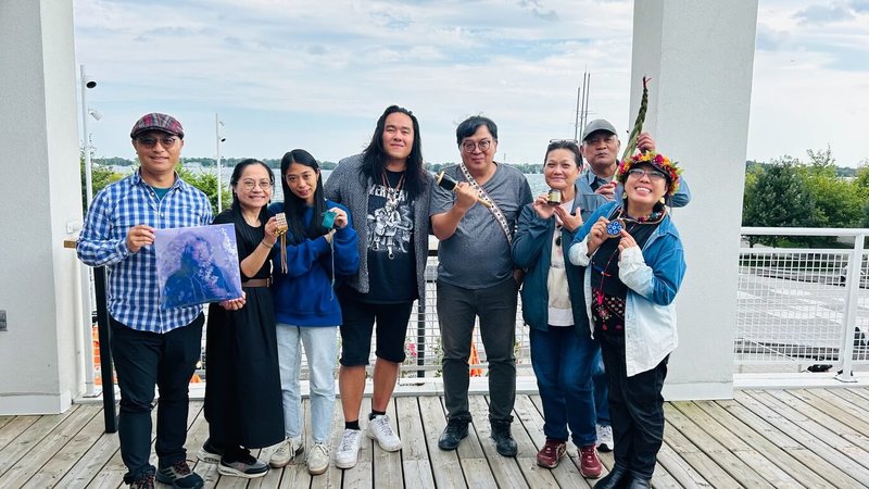 加拿大著名得獎歌手Aysanabee（左4）去年訪台灣時結識「南王姊妹花」，今年9月初南王姊妹花在加拿大演出，Aysanabee驚喜現身，重溫跨海情誼。（林頌恩提供）中央社記者程愛芬溫哥華傳真　115年9月13日