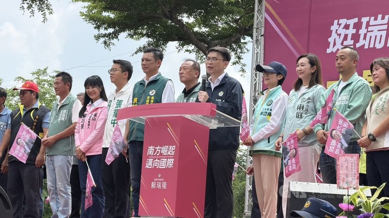 民進黨高雄市長參選人賴瑞隆（右5）13日陸續在大寮、湖內及前金等區成立後援會，努力爭取各方支持。中央社記者蔡孟妤攝　115年9月13日