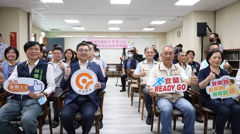行政院長卓榮泰（前左2）13日前往宜蘭縣，參訪私立大安綜合長照機構。（讀者提供）中央社記者王朝鈺傳真 115年9月13日
