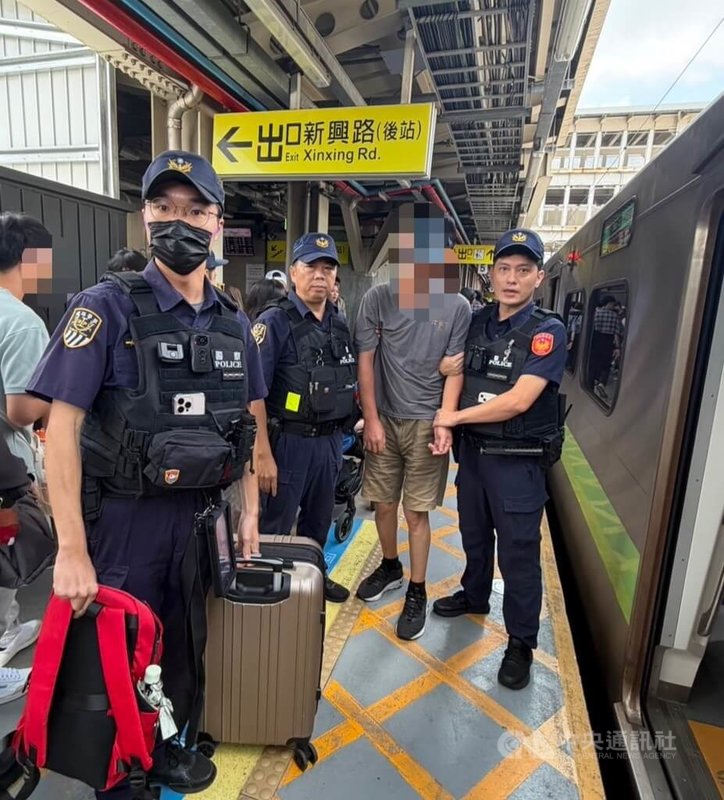 年近5旬陳姓男子（右2）13日撥打110報案專線，聲稱正在火車上且揚言要殺人，鐵路警察局緊急沿路追查，於中壢火車站逮捕陳男送辦。（翻攝照片）中央社記者黃麗芸傳真　115年9月13日