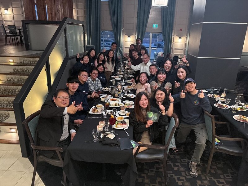 駐加代表曾厚仁和在加拿大黃刀鎮生活工作的僑胞們相聚,讚揚他們對當地經濟貢獻良多,儼然是台灣軟實力的行銷大使。(駐加代表處提供)中央社記者程愛芬溫哥華傳真 115年9月14日