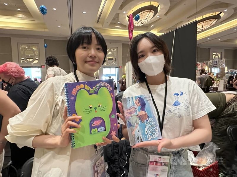 台灣繪本創作者A ee mi(左)與星期一回收日(右)在Small Press Expo 2026活動中展示英文版作品。中央社記者廖漢原華盛頓攝 115年9月14日