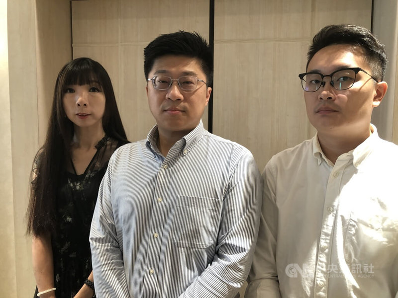 基隆某幼兒園教保員涉不當對待孩童，家長不滿僅裁罰新台幣12萬元、2年內不得任教保員。市府秘書長謝孝昆（中）、教育處長吳雨潔（左）14日表示，因查獲新事證決議可能改變，市府希望涉案教保員終身不得擔任教保員。中央社記者王朝鈺攝　115年9月14日