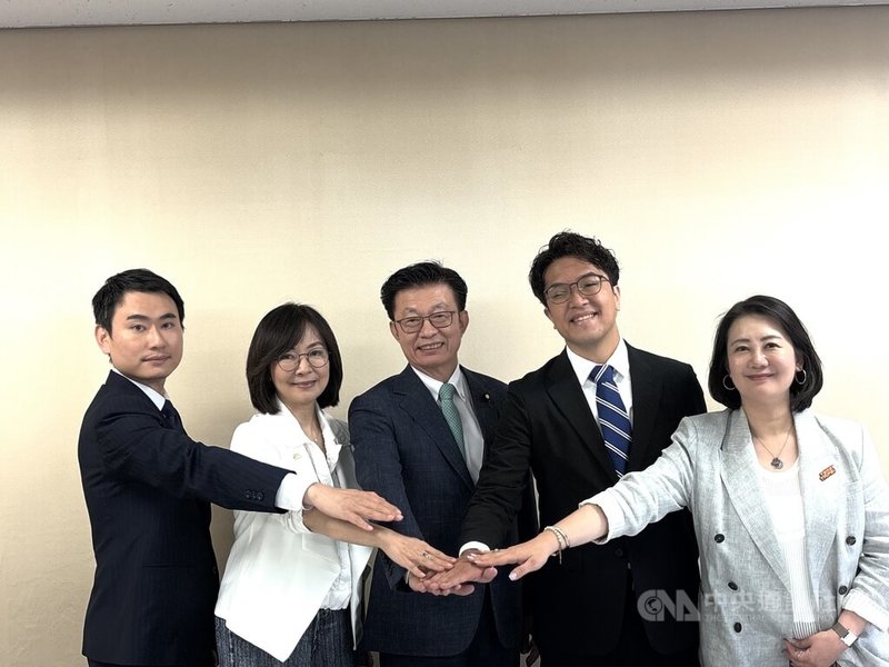 民進黨立委、台北市長參選人沈伯洋（右2）14日在東京出席台日執政黨對話，圖左起為民進黨立委陳冠廷、郭昱晴、郭國文、沈伯洋、吳思瑤。中央社記者戴雅真東京攝 115年9月14日