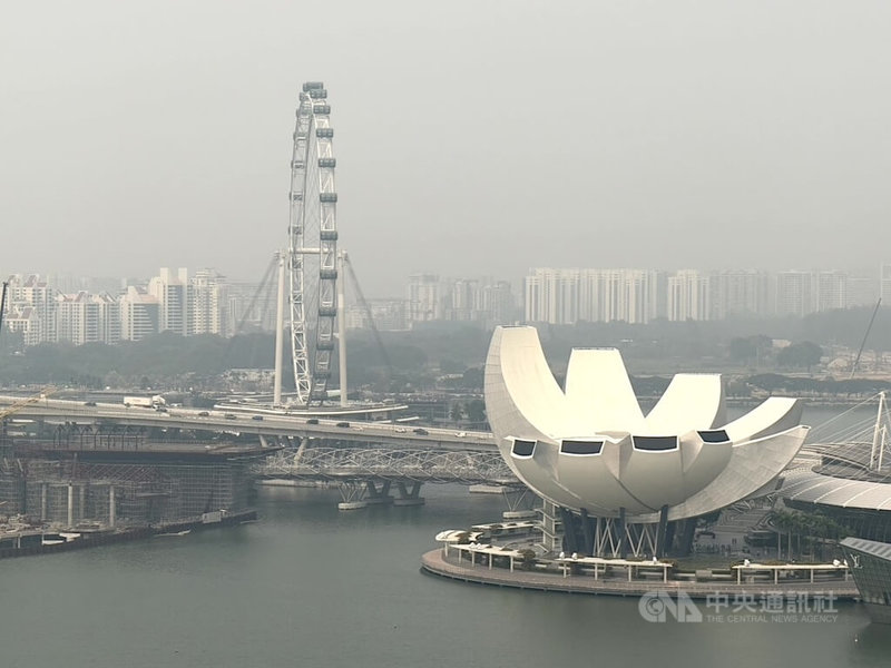 受區域火場影響，新加坡天空籠罩一層灰色煙霾，部分地區空氣品質不佳。中央社記者吳昇鴻新加坡攝　115年9月14日