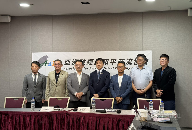亞洲政經與和平交流協會14日在台北舉辦「川習會前瞻—美中競爭新局與台灣的戰略位置」座談會，多位專家學者與會。由左至右為台北海洋科技大學通識教育中心助理教授吳瑟致、國防安全研究院國防戰略與資源研究所助理研究員鍾志東、國防安全研究院國家安全研究所副研究員王占璽、陸委會副主委沈有忠、中央警察大學國境警察學系教授王智盛、中華經濟研究院第一研究所助研究員王國臣、台北市立大學通識教育中心助理教授洪浦釗。中央社記者廖文綺攝　115年9月14日