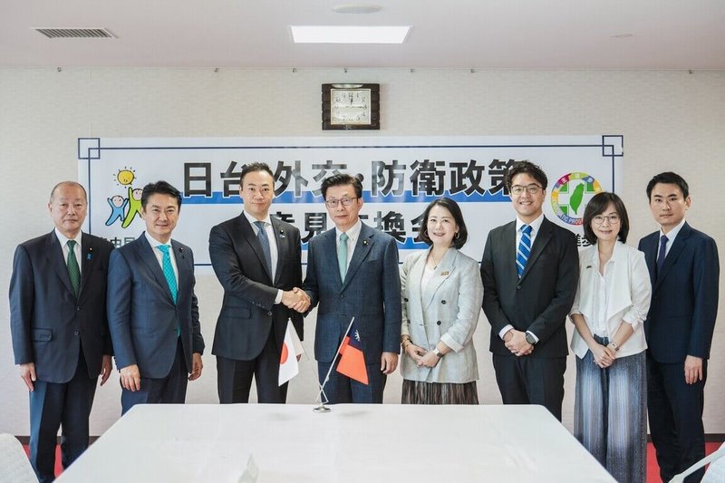 面對中國持續升高對台軍事、經濟及灰色地帶脅迫，民進黨與日本自民黨14日在東京舉行第7屆外交防衛政策對話，規模由過去的2＋2擴大為5＋5。左起自民黨外交部會長高木啓、台灣政策研討專案小組代理召集人山下貴司、召集人鈴木馨祐、民進黨立委郭國文、吳思瑤、沈伯洋、郭昱晴及陳冠廷。（民進黨提供）中央社記者戴雅真東京傳真 115年9月14日