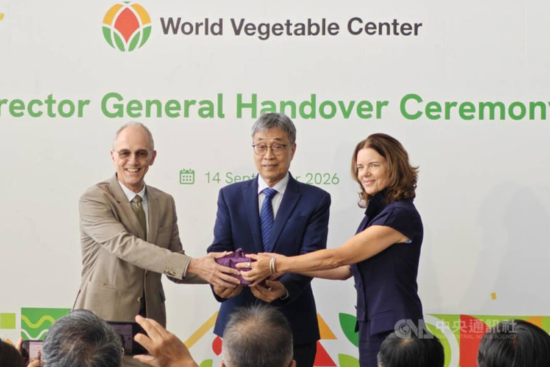 世界蔬菜中心14日舉行主任交接典禮，在農業部長陳駿季（中）見證下，新任主任柯伊澤（Izabella Koziell）（右）由卸任主任沃培睿（Marco Wopereis）（左）手中接過印信。中央社記者楊思瑞攝　115年9月14日