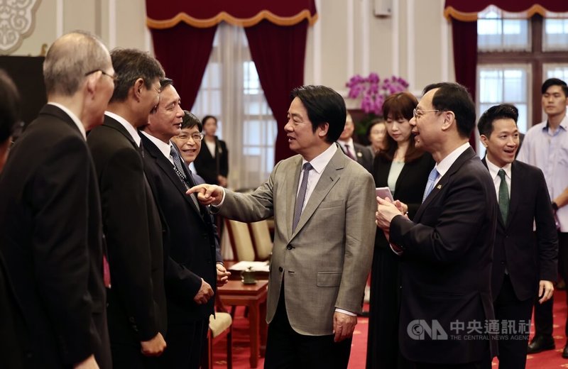 總統賴清德（前右2）14日在總統府接見「社團法人中華牙醫學會」，由衛福部長石崇良（前右1）陪同，向與會成員寒暄致意。中央社記者王飛華攝　115年9月14日