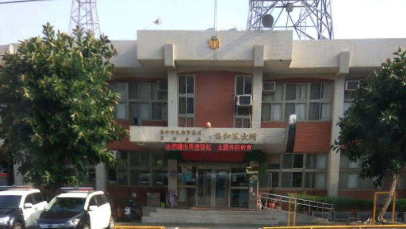 台中市警方14日清晨接獲公車司機報案，發現車內有男乘客從隨身包包取出菜刀，隨即將公車開到轄區協和派出所報案。（民眾提供）中央社記者郝雪卿傳真  115年9月14日
