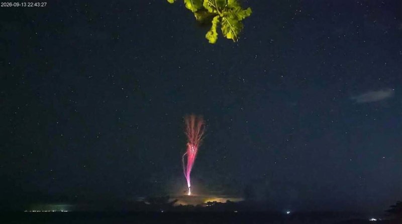 東部海岸國家風景區管理處在台東東河鄉金樽設置的「鏡頭君」,13日晚間拍攝到海面向天際噴出如紅色火花,尾端分岔爆開,畫面璀璨漂亮。這種罕見大氣現象被稱為「紅色精靈」,是一種發生在積雨雲以上的大範圍放電現象。(東部海岸國家風景區管理處提供)中央社記者李先鳳傳真 115年9月14日