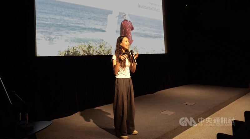 台芬短片影展「環海的眼睛」在芬蘭赫爾辛基 Kino K13 電影院舉行，策展人簡辰恩於台上向北歐觀眾介紹台灣與芬蘭新生代導演的短片作品。中央社記者巫祈麟赫爾辛基攝　115年9月14日