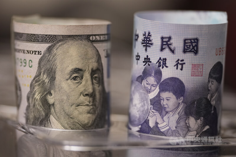新台幣兌美元14日盤中一度重貶1.41角，後收在31.688元，貶5分。（中央社檔案照片）