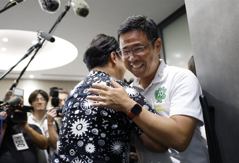 曾任日本那霸市副市長的42歲新人古謝玄太（前右）13日確定在知事選舉擊敗尋求第3次連任的現任知事玉城丹尼。首次當選的古謝表示，選舉結果反映多數縣民期待刷新縣政、推動沖繩向前發展。（共同社）