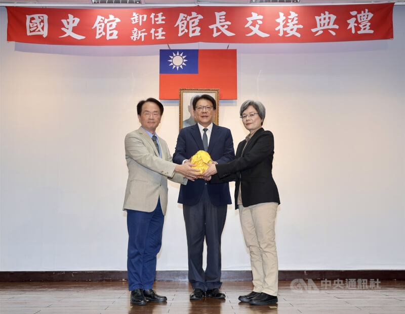 國史館14日舉行卸任、新任館長交接典禮，總統府秘書長潘孟安（中）擔任監交人，卸任館長陳儀深（左）、新任館長陳翠蓮（右）完成印信交接。中央社記者王飛華攝　115年9月14日