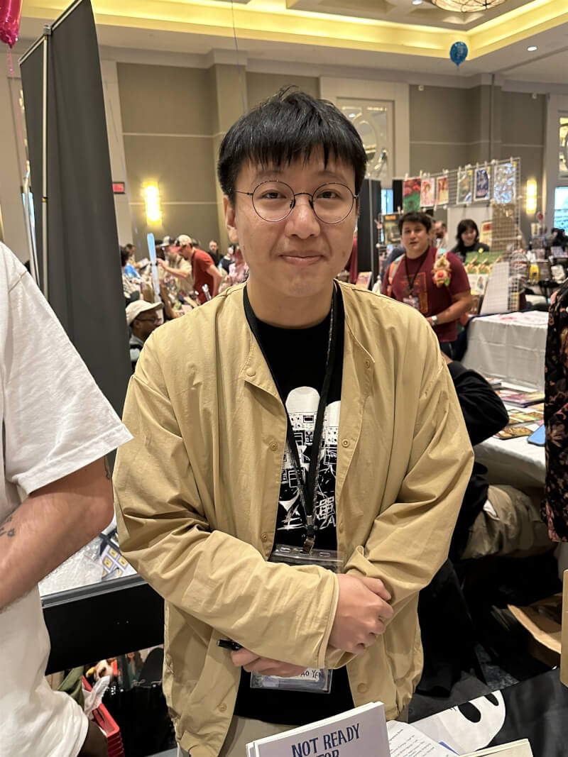 筆名日安焦慮的創作者柏晏開心見到英文版作品在美出版。中央社記者廖漢原華盛頓攝　115年9月14日