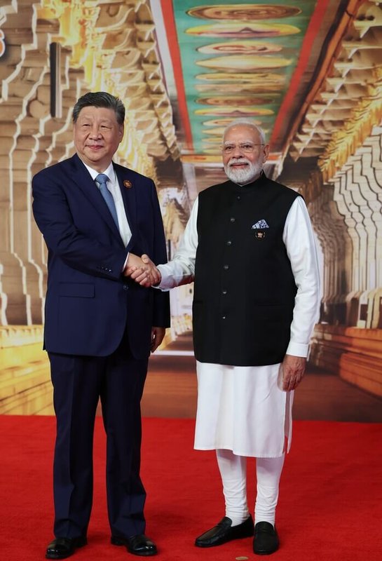 印度總理莫迪（Narendra Modi）（右），在金磚國家（BRICS）峰會與中國國家主席習近平（左）握手。（印度外交部提供）中央社記者李晉緯新德里傳真　115年9月14日