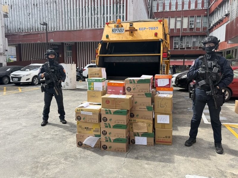 高雄市警察局刑事警察大隊7月中旬與高雄市政府環境保護局等單位，跨局處銷燬近半年內所沒入的毒品，重量約960公斤、市值新台幣近千萬元，由特勤警力荷槍實彈戒護，押送至焚化爐公開焚燬。（高雄市警察局刑事警察大隊提供）中央社記者張已亷傳真　115年9月15日