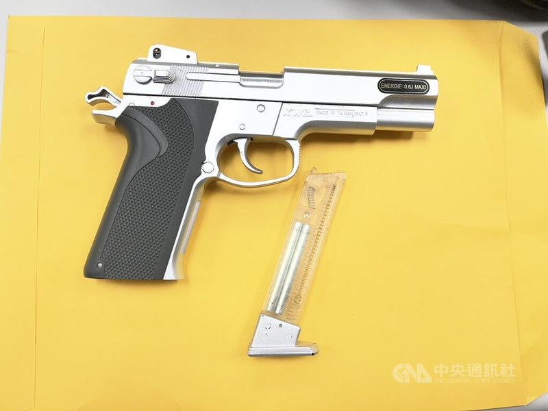 新北市五股區15日上午有男子持槍在社區前揮舞，並做出疑似射擊動作。警方調閱監視器追查，迅速逮捕嫌犯，並查扣槍枝，初判為無殺傷力玩具槍，將依恐嚇公眾危安罪嫌送辦。（翻攝照片）中央社記者曹亞沿傳真　115年9月15日
