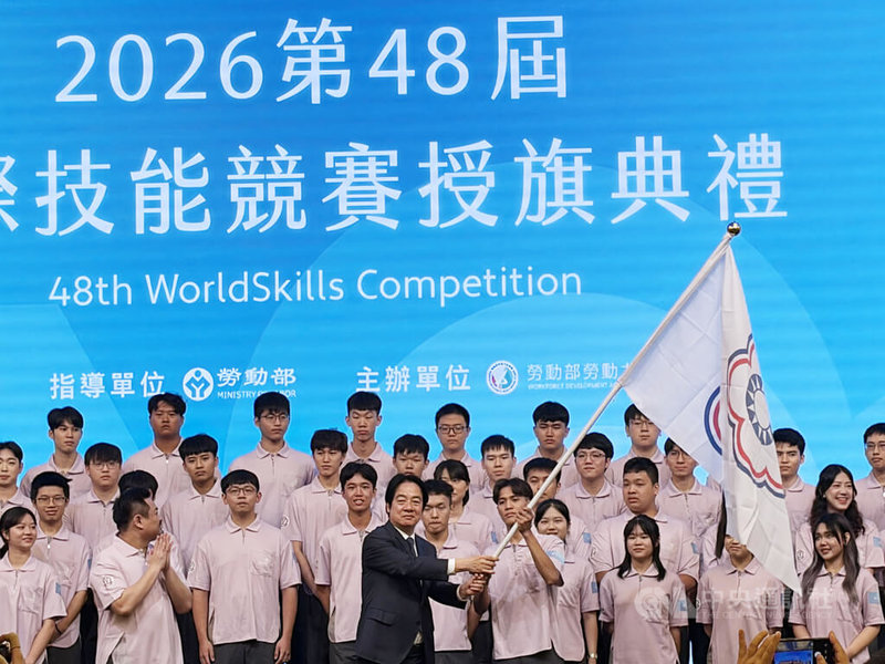 第48屆國際技能競賽22日至27日在中國上海舉行，勞動部15日舉行國際技能競賽授旗典禮，總統賴清德（前中）期勉國手旗開得勝。中央社記者吳欣紜攝　115年9月15日