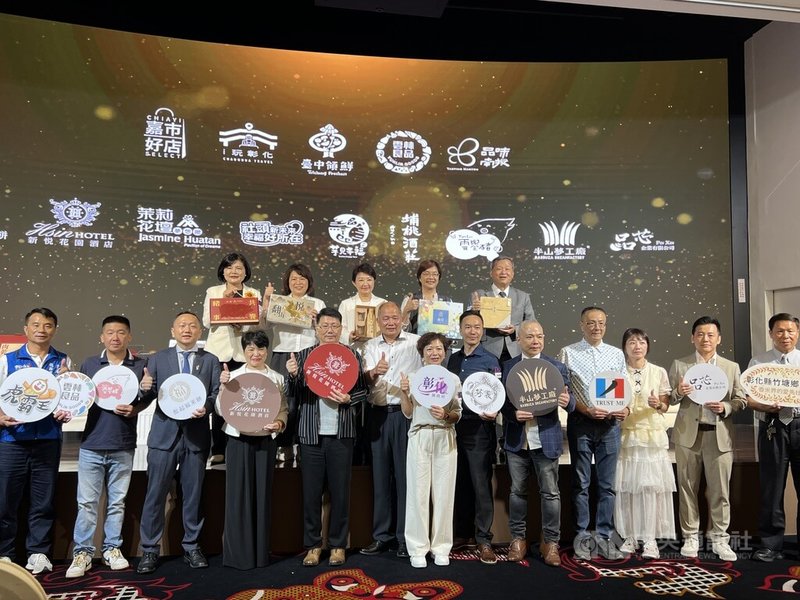 雲林縣長張麗善（後排左起）、嘉義市長黃敏惠、台中市長盧秀燕、彰化縣長王惠美、及南投縣副縣長王瑞德15日攜手行銷第63屆金馬獎聯名商品，盼台灣在地產業走向更寬廣舞台。中央社記者郝雪卿攝　115年9月15日