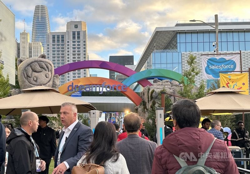 美國企業軟體巨頭Salesforce年度科技大會Dreamforce將登場，市場關注與Anthropic合作推出的Claudeforce客戶採用。圖為2025年Dreamforce大會，攝於114年10月18日。中央社記者張欣瑜舊金山攝　115年9月15日